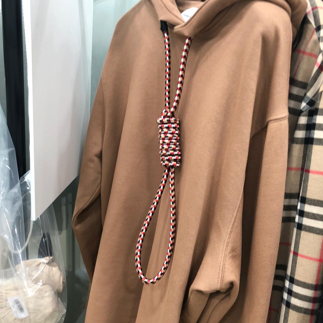 Суичър на Burberry подтиква към самоубийство