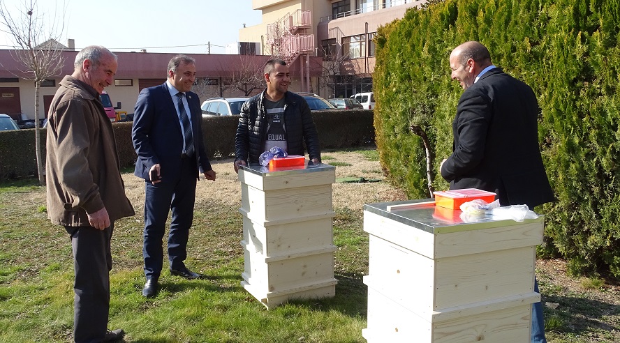 Кметът на Нова Загора подари кошери на отличени пчелари