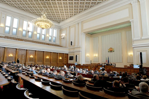 Със 121 депутати в зала парламентът започна работа