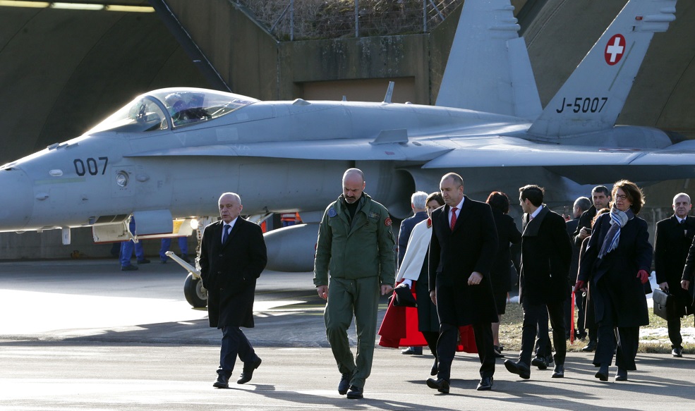 Румен Радев наблюдава учение със самолет F/A-18 във военно-въздушна база „Мейринген“ в Швейцария (СНИМКИ)