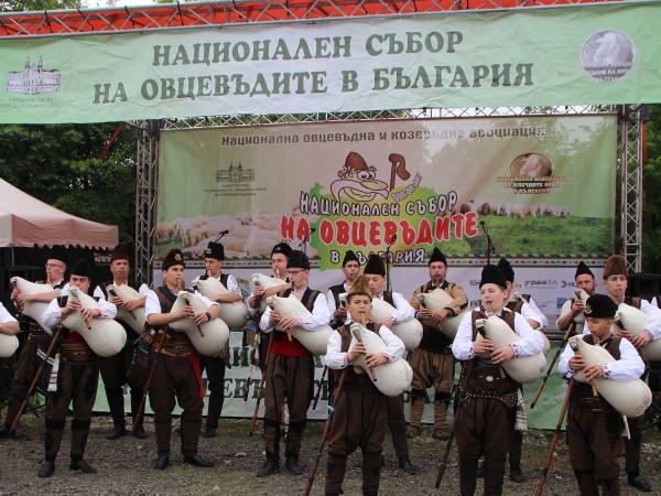 Фермерски пазар, мобилни експозиции и нестинари на Осмия Национален събор на овцевъдите