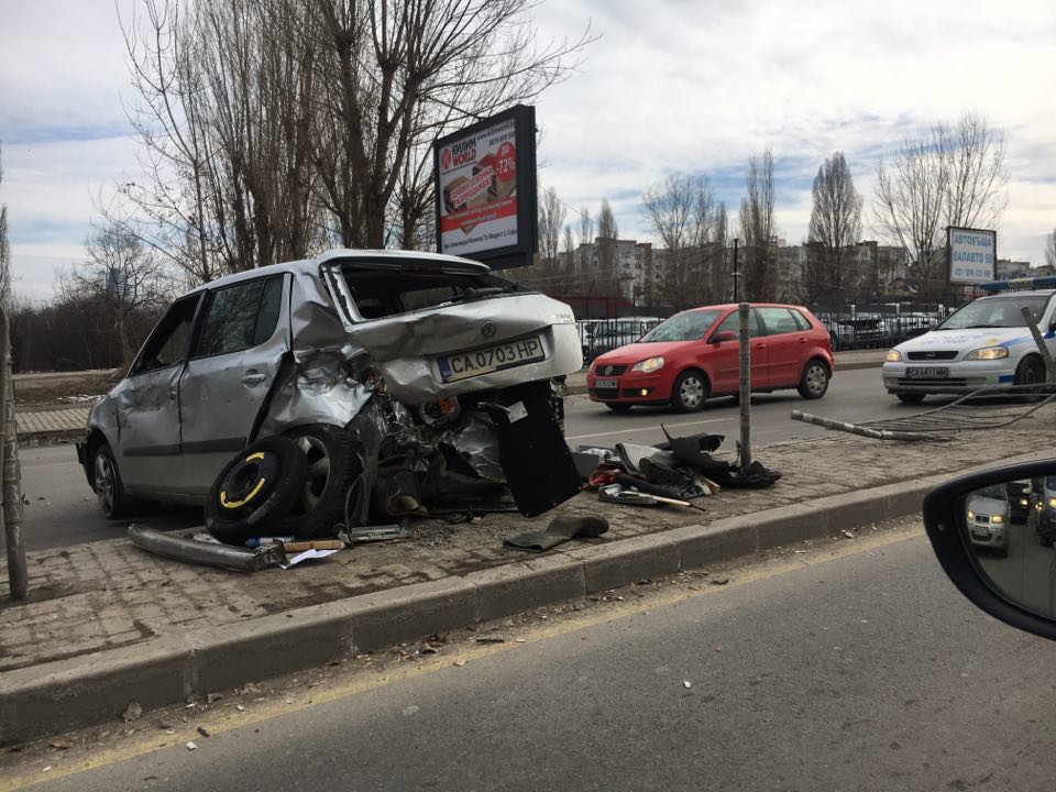 Камион помля кола, която го засече, в "Младост" (СНИМКИ)