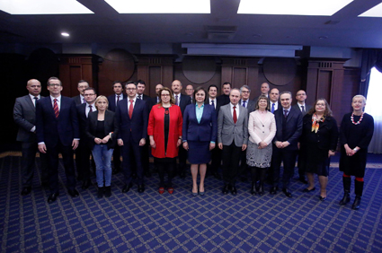Нинова се жалва на посланиците от ЕС