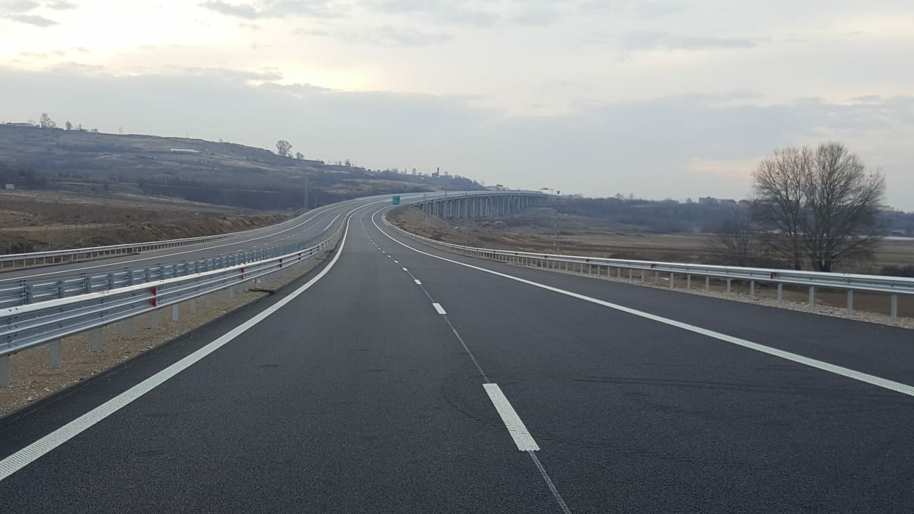 Ограничено движение по участък от "Струма" заради демонтаж на билборд