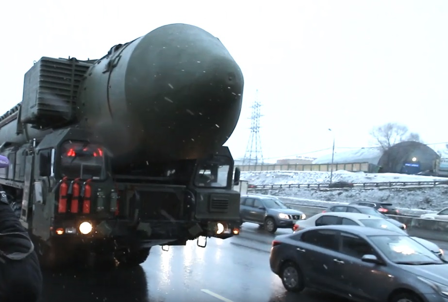 Балистични ракети заседнаха в московския трафик (ВИДЕО)