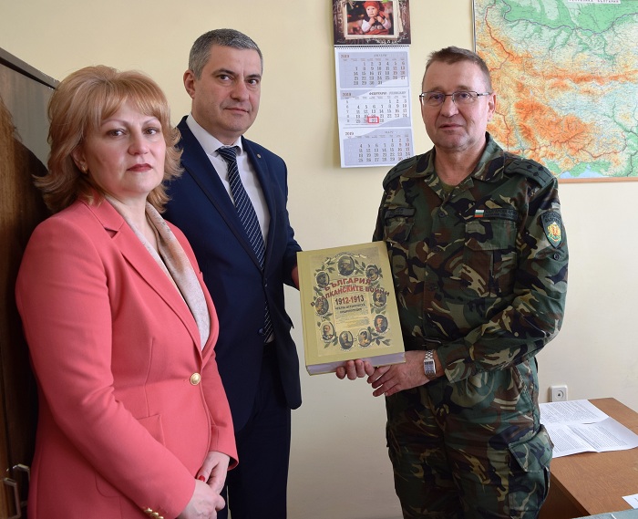 Губернаторът на Силистра дари енциклопедията „България в Балканските войни (1912-1913 г.)“ на Велико Търново