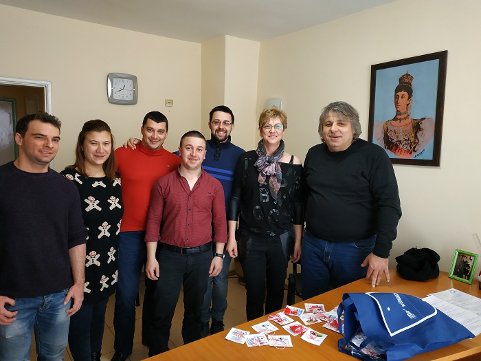 Над 1000 мартенички изработиха и подариха на съгражданите си младежите от МГЕРБ в Свищов