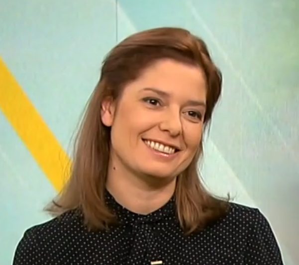 Алекс Сърчаджиева в черно говори за новия си проект