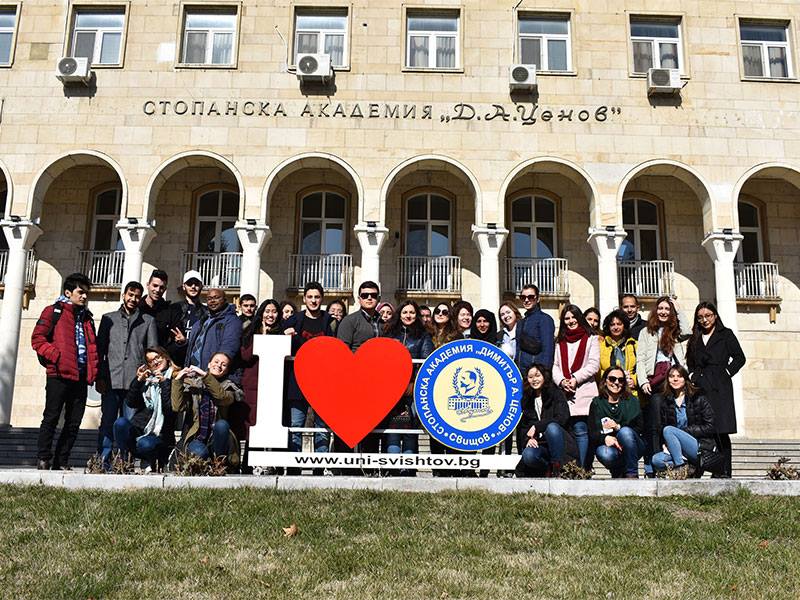 35 чуждестранни студенти в Стопанска академия посрещат 3-ти март на Шипка