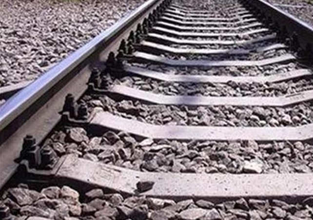 Шефът на румънска железопътна компания се оплака, че бил събуден заради два дерайлирали локомотива