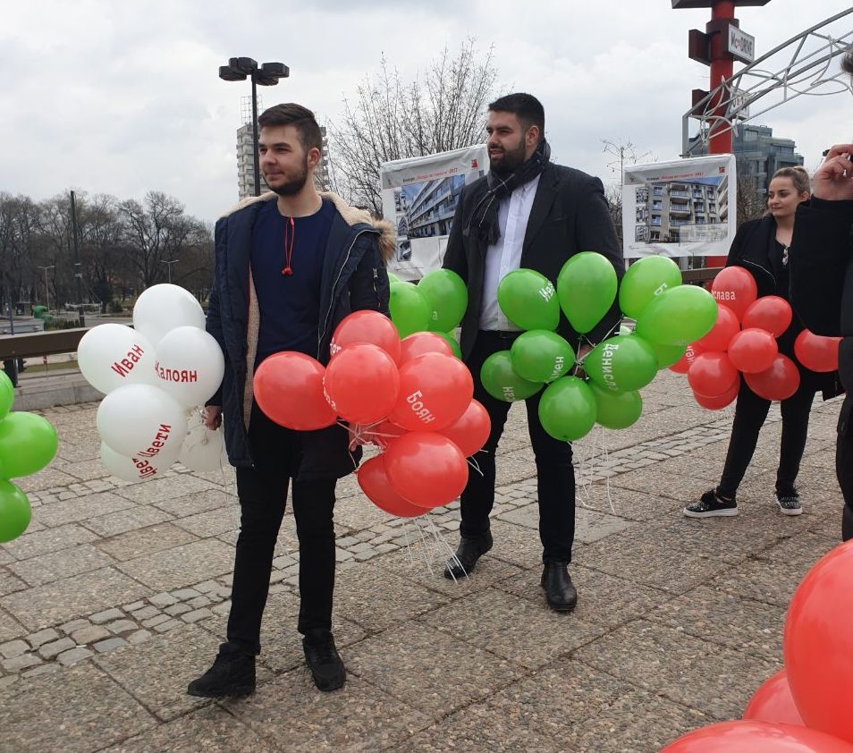 Млади социалисти пуснаха в небето над София 141 бели, зелени и червени балона по случай 3-и март