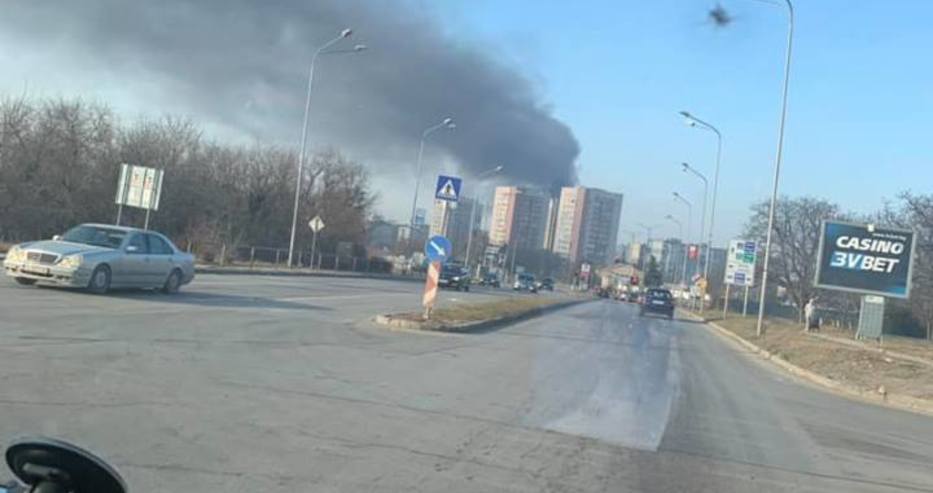 Пожар изпепели склад, коли и лодка
