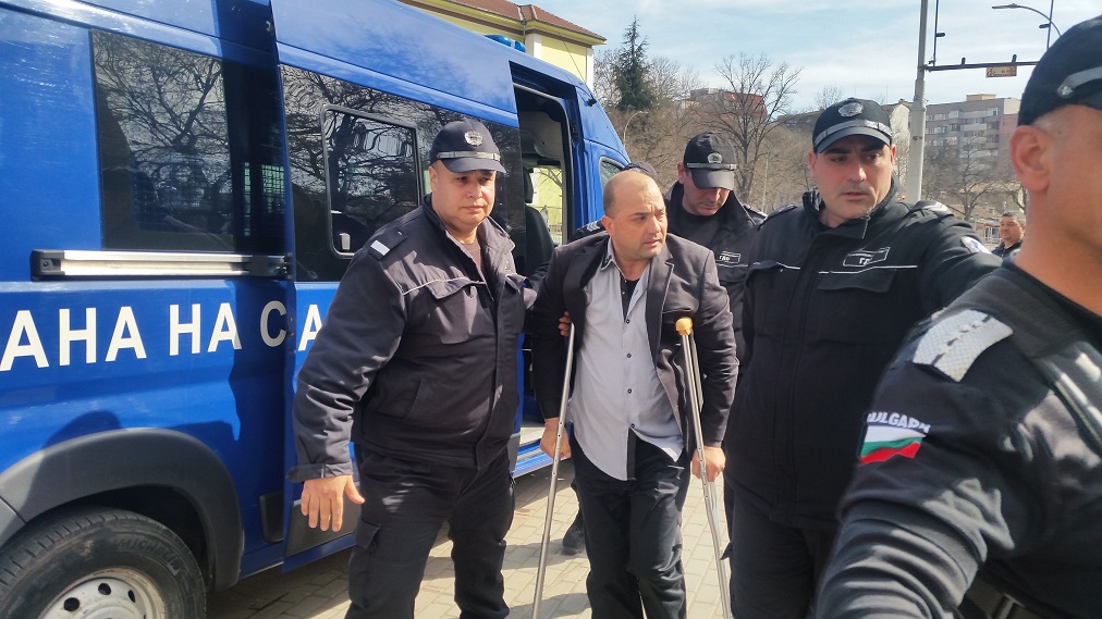 Баща пребил дъщеря си заради задигнати пари