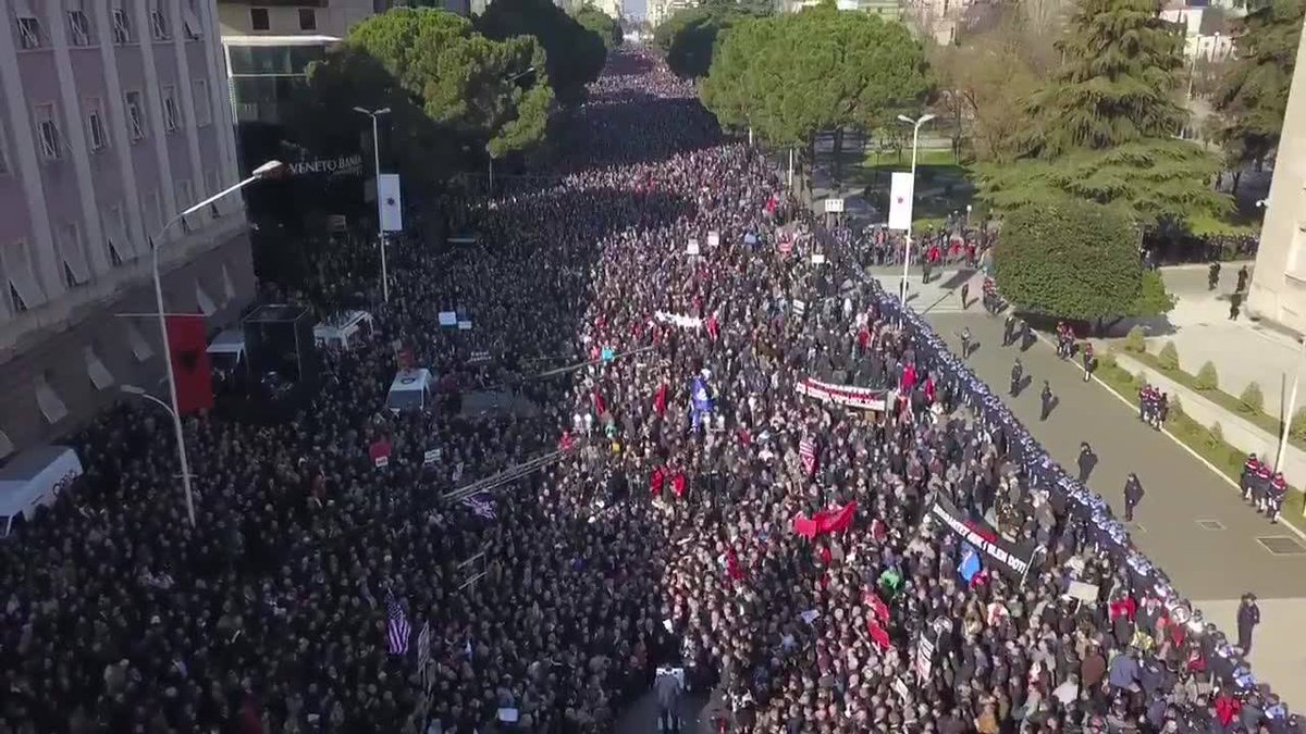 Хиляди албанци илзязоха на протест в Тирана