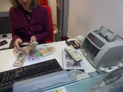 10 пъти намаляват таксите за превод на пари в чужбина