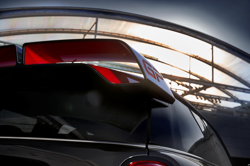 300 коня под капака на най-бързото MINI