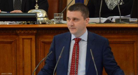Нудистки круиз атакуван от данъчни (обзор)