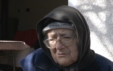 Възрастна жена остана на улицата без къща и спестявания след измама на съседка