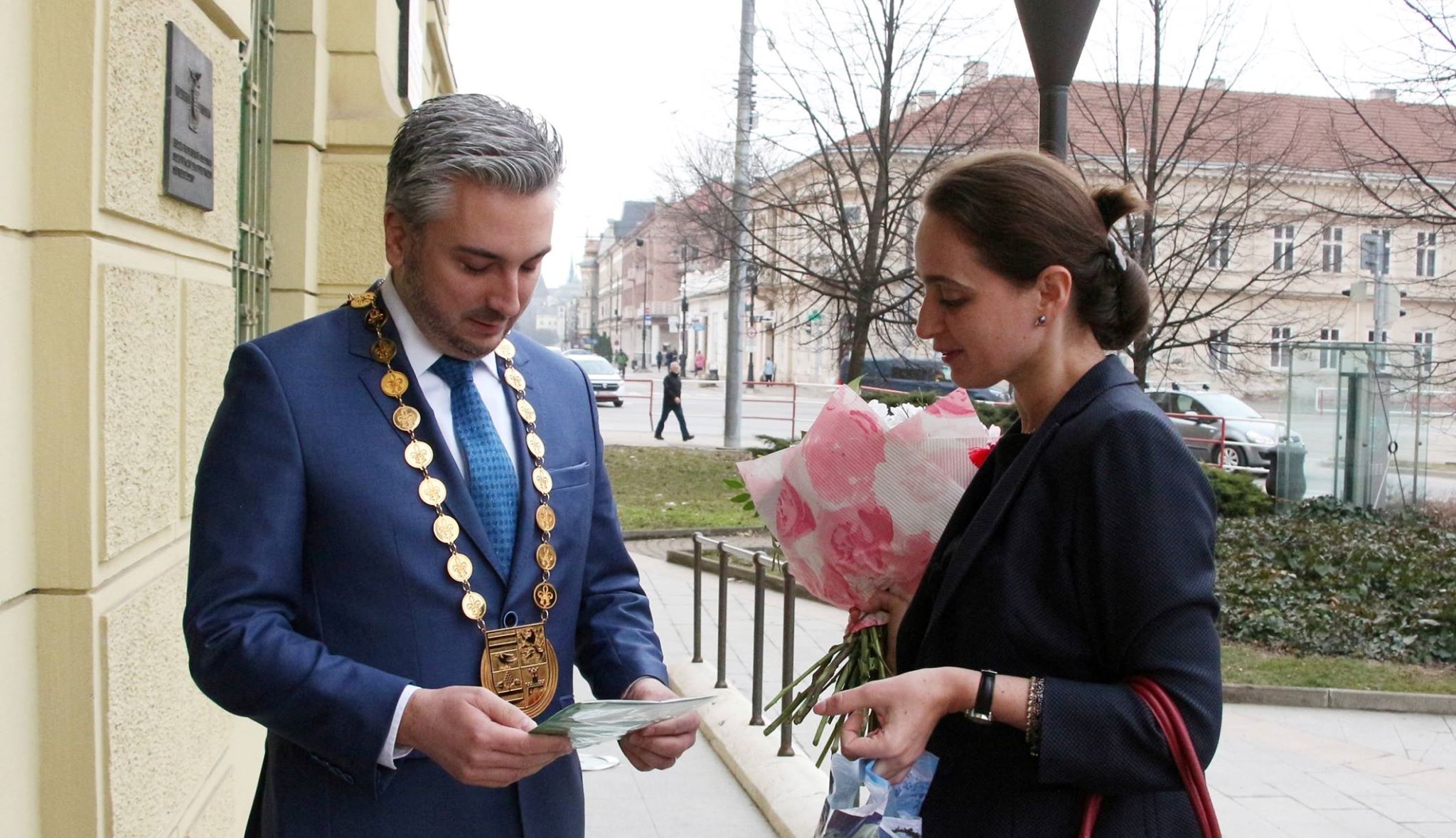 Посланик Йорданка Чобанова благодари на кмета на Елена за дарени 240 мартеници в Словакия