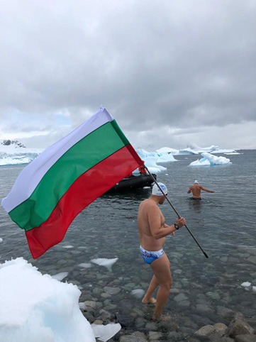 Петър Стойчев плува в замръзнало езеро
