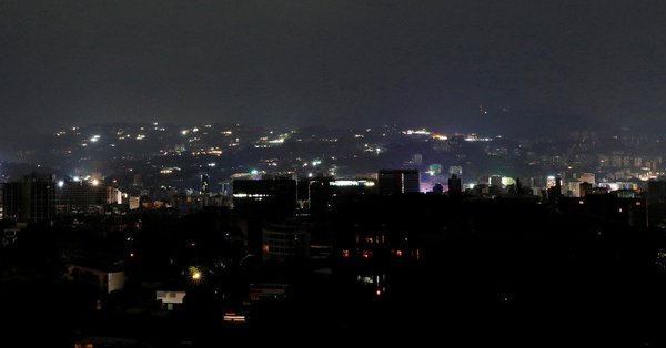 Най-малко 21 души са починали във Венецуела заради спирането на тока
