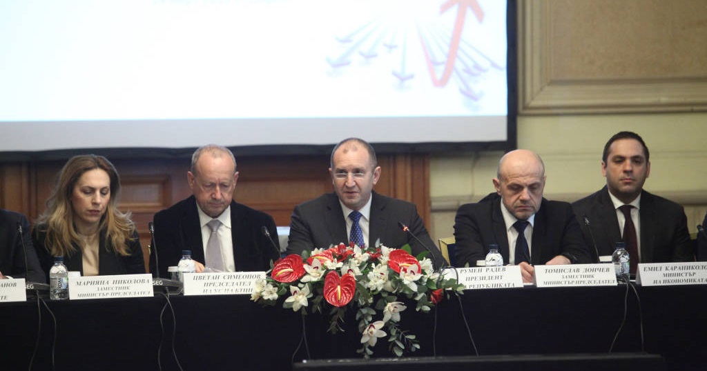 Румен Радев: Икономиката ни трябва да се преструктурира