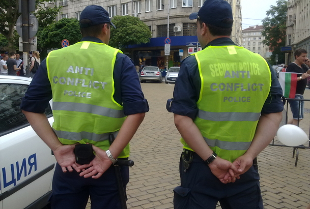 Обличат полицаите в жилетки с надписи "Антиконфликт" и "Диалог"