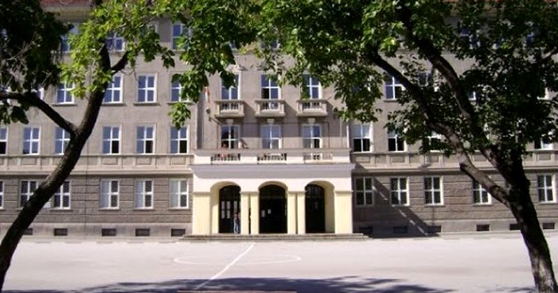 Десетокласничка наръга съученичка в гимназия „Св. Климент Охридски” в Пловдив