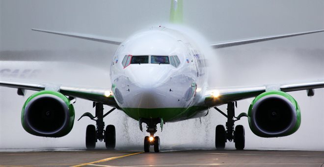 "Боинг 737-800", със 157 души на борда, кацна аварийно в Русия