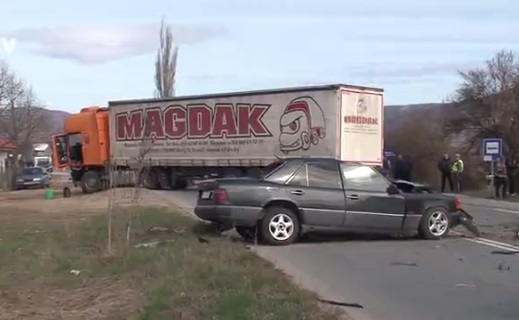 Челен удар между ТИР и кола взе жертва на главен път Е-79