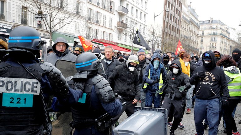 Сблъсъци между "жълтите жилетки" и полицията при протестите в Париж (ВИДЕО)