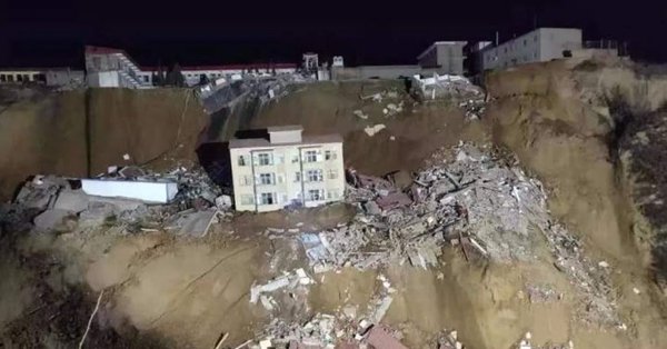 Десетки загинали и изчезнали след масивно свлачище в Китай