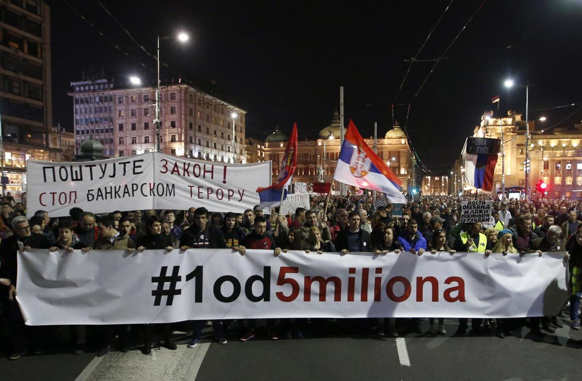 Протестиращи щурмуваха сградата на държавната телевизия в Белград