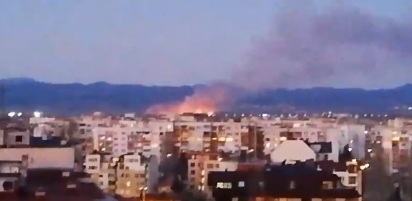 Голям пожар край Световрачене, шест коли на пожарната се борят с пламъците