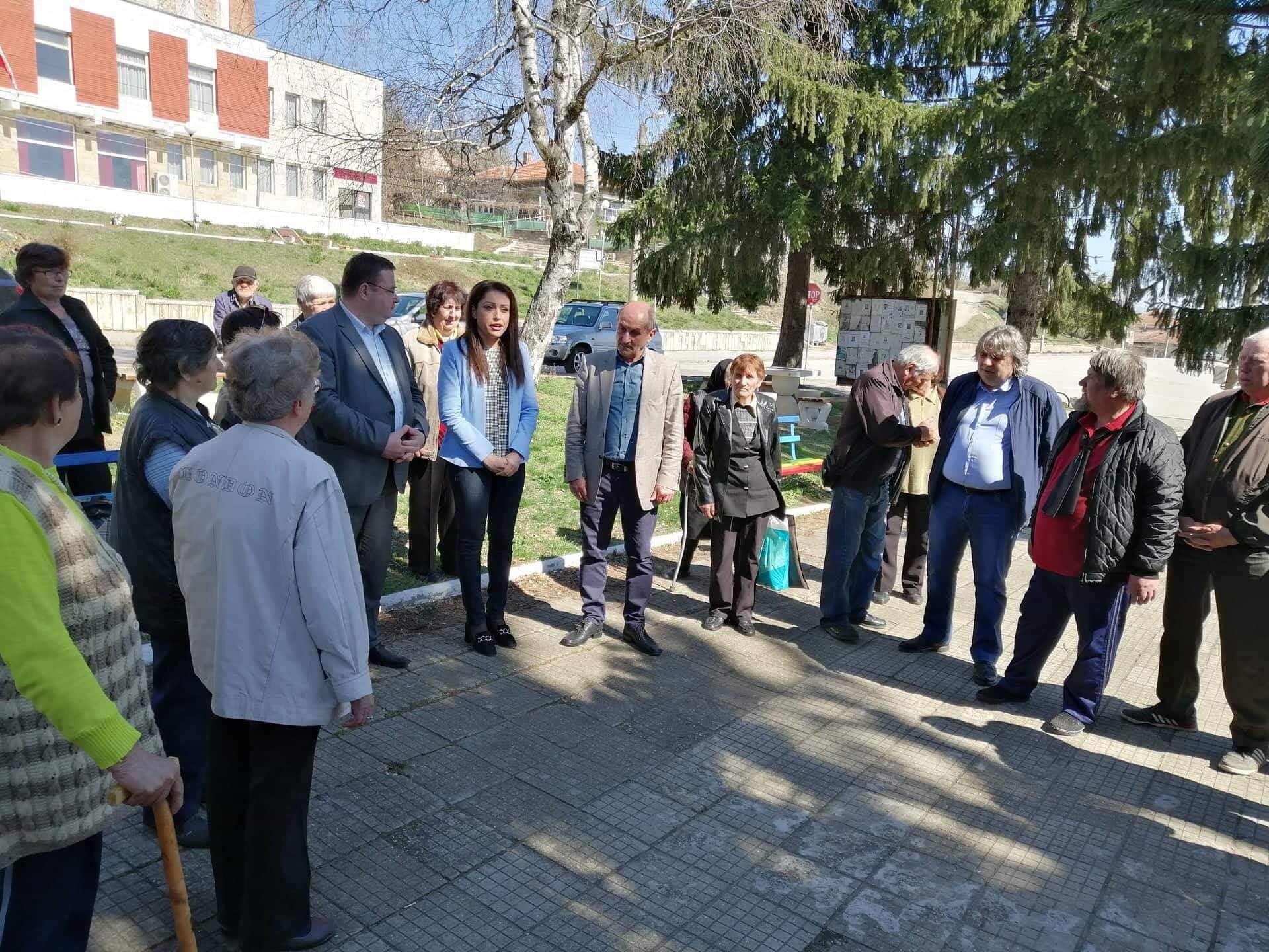 Десетки жители на села в Свищовско посетиха изнесени приемни на депутата от ГЕРБ Станислава Стоянова