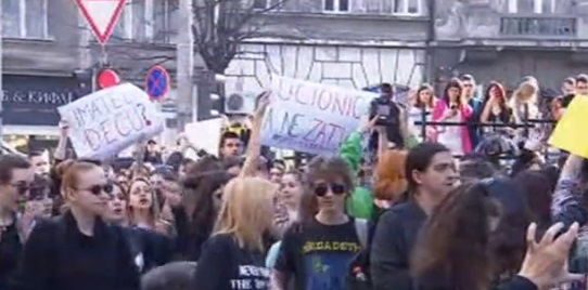 Протестиращи студенти блокираха движението в центъра на Белград и сградата на полицията