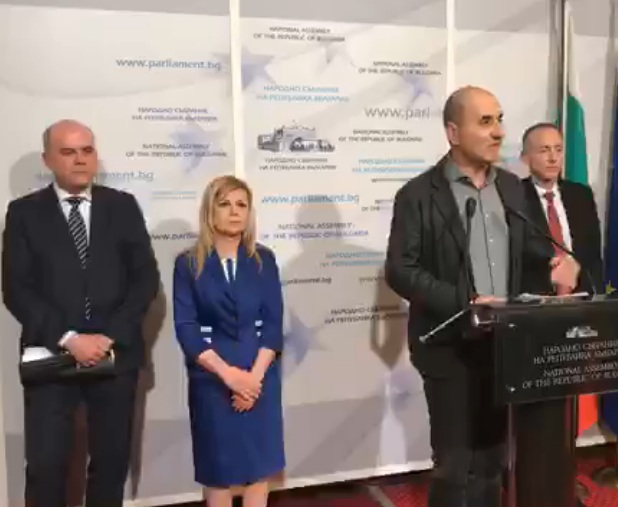 ГЕРБ внася законови промени, целящи децата редовно да посещават училище