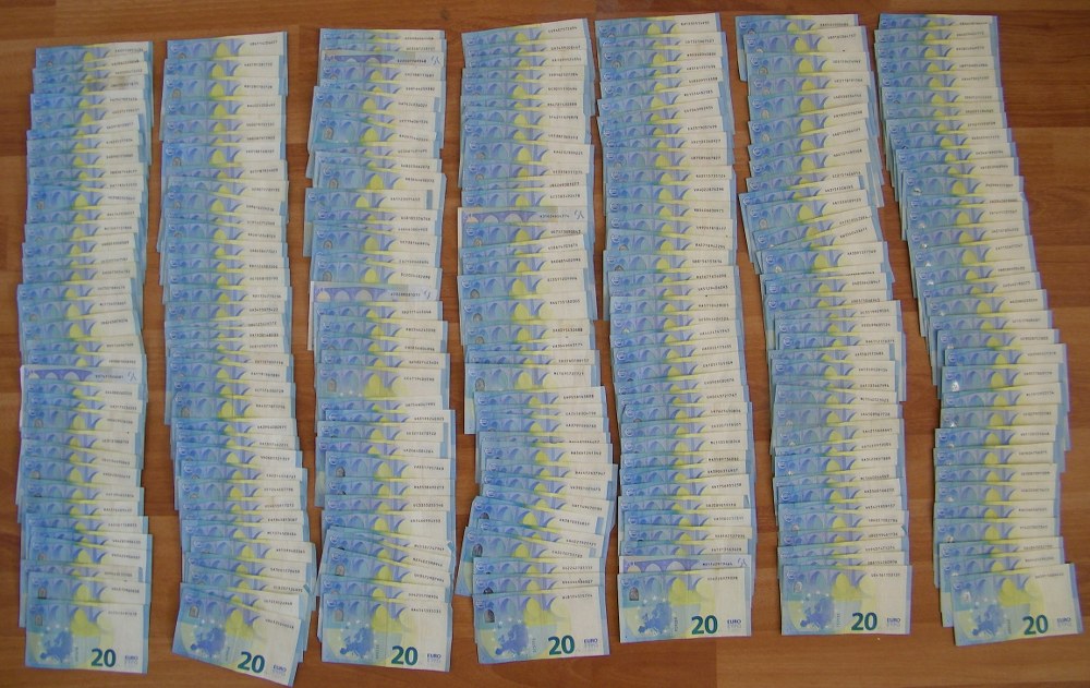 Граничари задържаха шофьор на автобус, укрил 290 000 евро на "Калотина" (СНИМКИ)