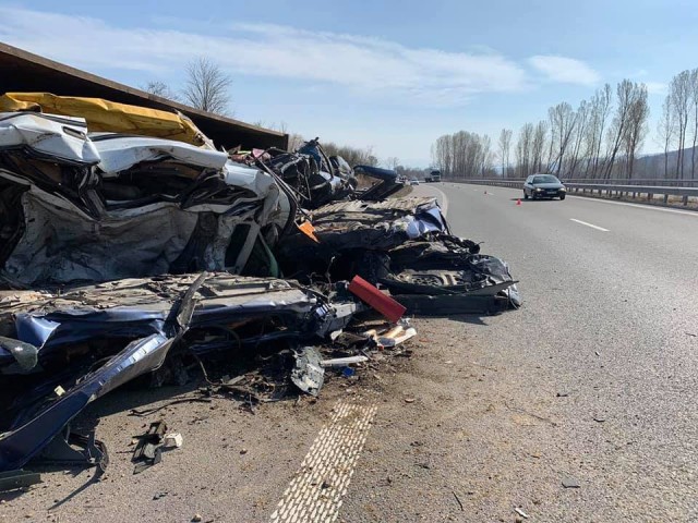 Камион се преобърна и разпиля скрап край Бобошево