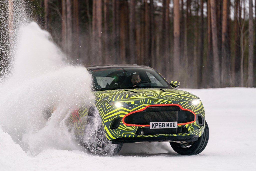 Aston Martin дълбае снега