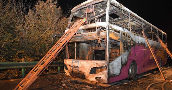 Туристически автобус се запали на магистрала в Китай, загинаха 26 души