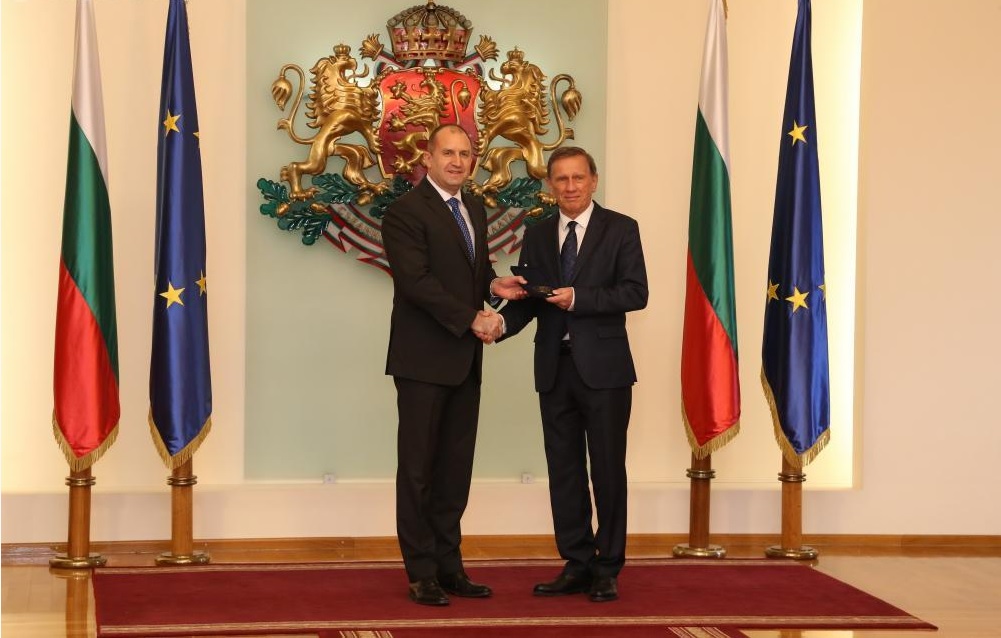 Президентът Румен Радев удостои Ян Енглерт с почетен плакет „Св. св. Кирил и Методий“
