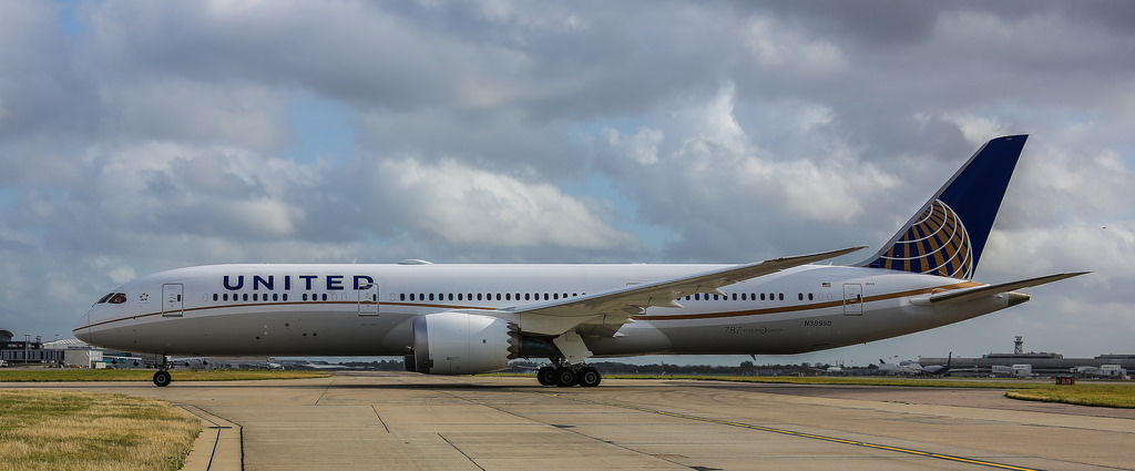 Самолет Боинг 787 кацна извънредно в Каледония заради дим в кабината