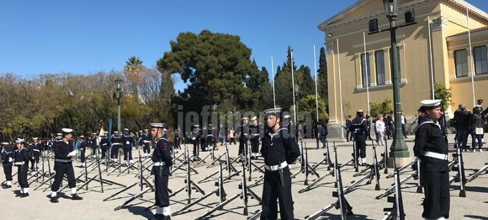 Гърция отбелязва националния си празник, 1600 полицаи пазят парада