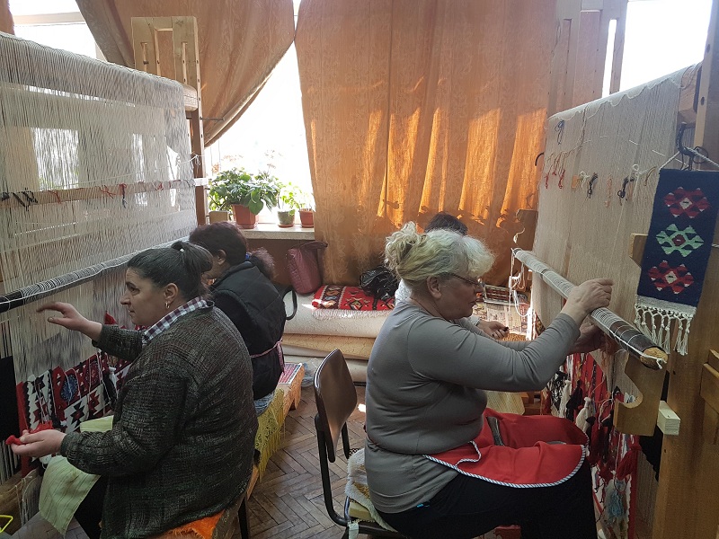 Безработни тъкат килими в Чипровци