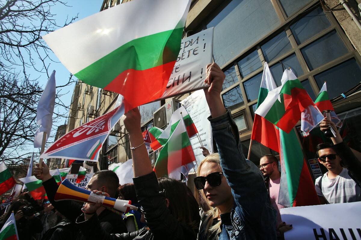 Фелдшери и лекарски асистенти на протест пред здравното министерство (СНИМКИ)