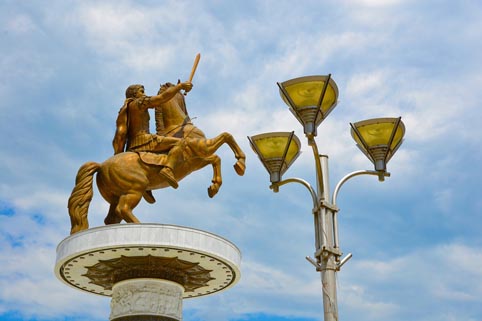 Битката на двете статуи - Александър и Дромеас