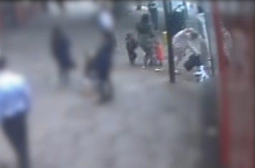 Лондонската полиция издирва жена, блъснала друга пред движещ се автобус (ВИДЕО)