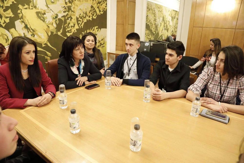Ученици от Павликени посетиха Парламента по покана на Станислава Стоянова