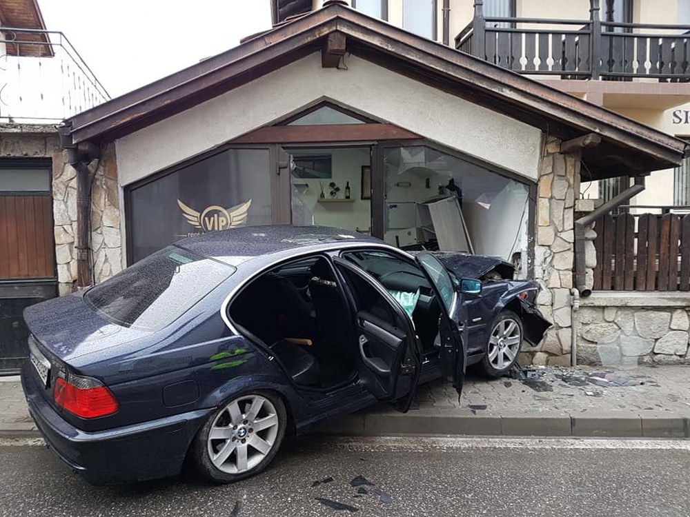 Автокаскада в Банско се размина без жертви (СНИМКИ)